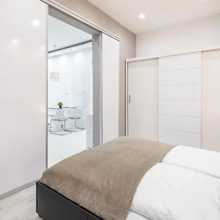 Cozy & Central With 2-bedroom Apartment Budapest