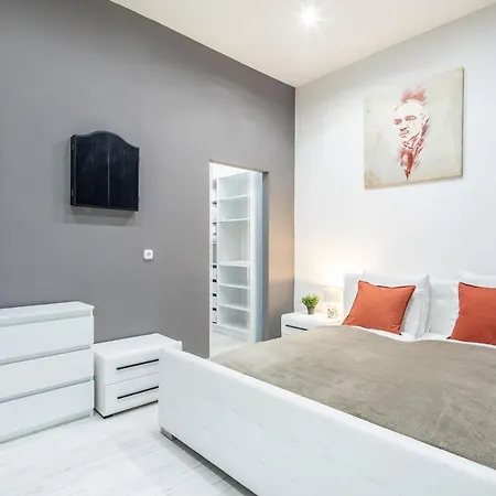 Cozy & Central With 2-bedroom * Budapest