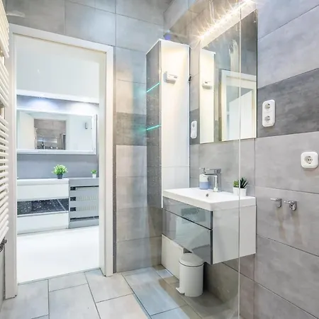 Cozy & Central With 2-bedroom