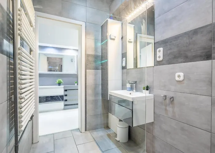 Cozy & Central With 2-bedroom