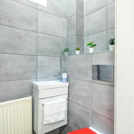 דירה Cozy & Central With 2-bedroom *