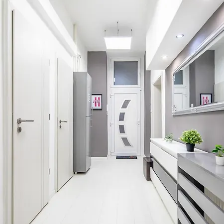דירה Cozy & Central With 2-bedroom בודפשט