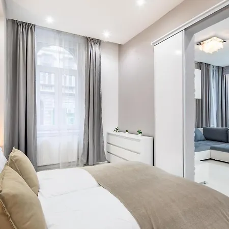 Cozy & Central With 2-bedroom شقة بودابست